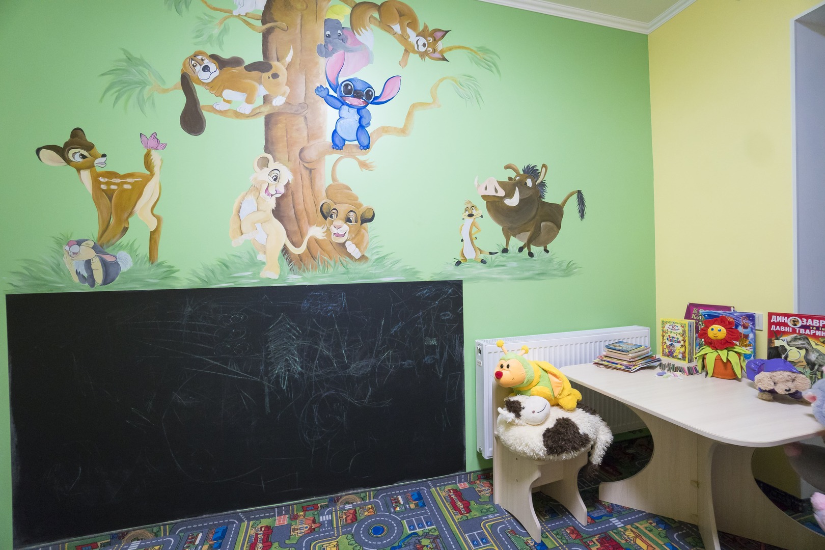 Дитяча кімната в сімейному готелі в Карпатах, Поезія Мандрів